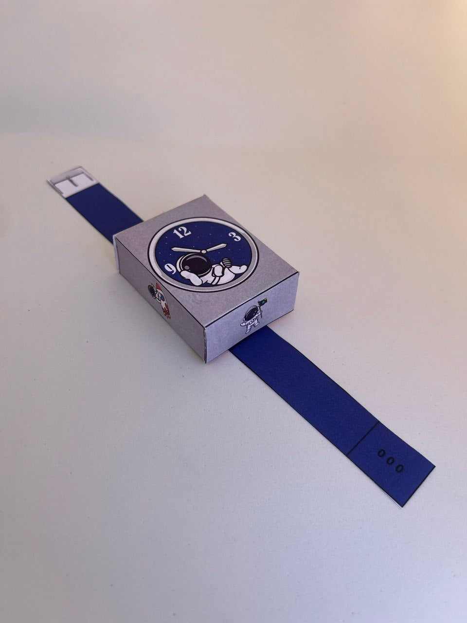 Rozijnen horloge traktatie template - Ruimtemannetje